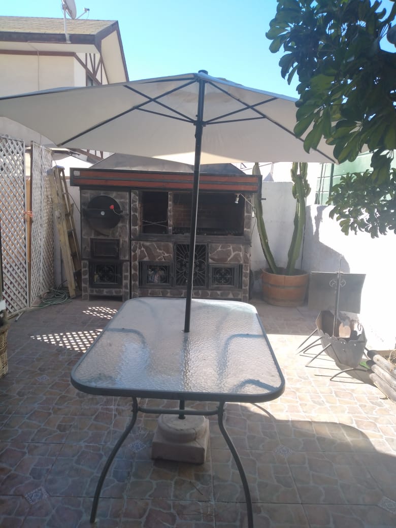 Se vende casa en Copiapó - Villa el Inglés,  3 dormitorios, 2 baños,  amplio living y comedor,  Comedor diario, sector no inundable,  estacionamiento techado,  excelente ubicación a metros de supermercado y en sus alrededores colegios.  Interesados llamar a 9 42351558 Valor $135M