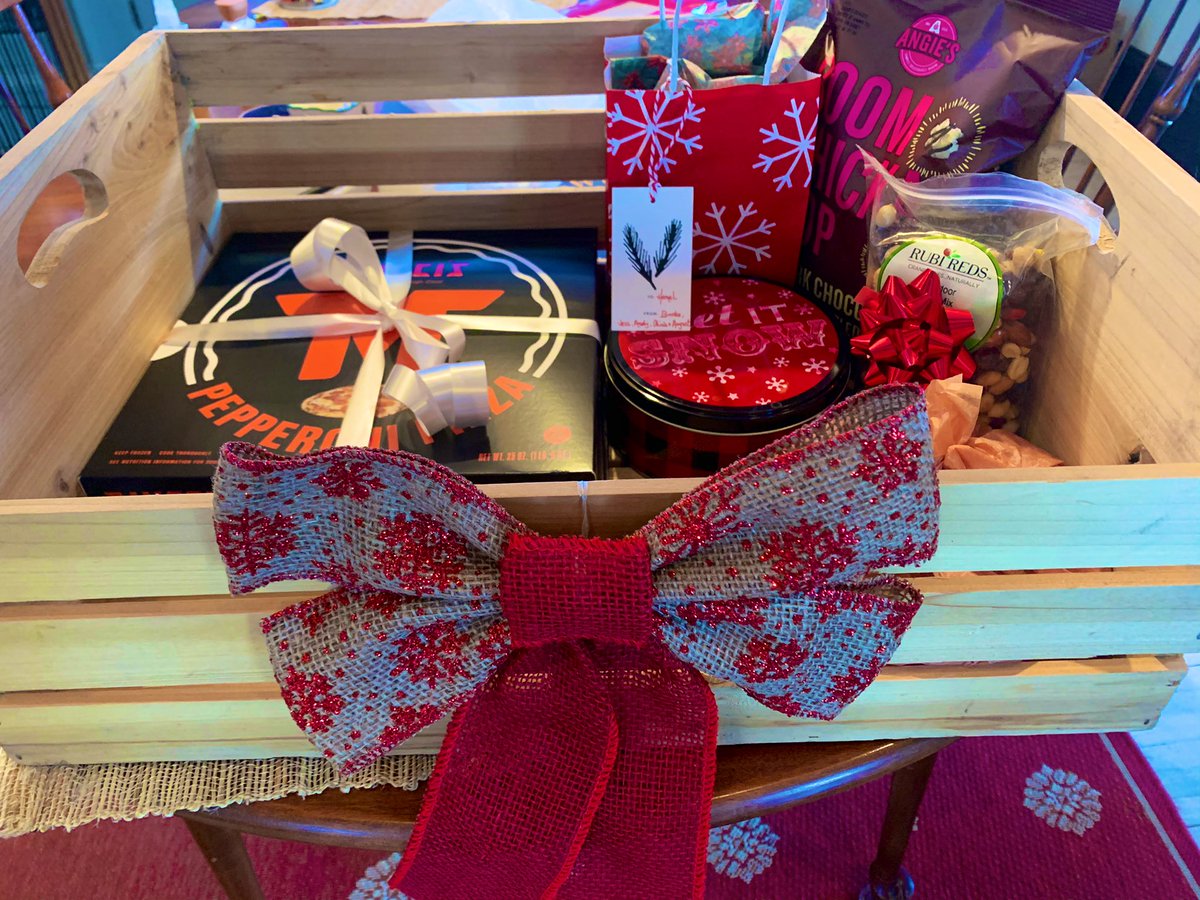 BrookeLeeAPC's tweet photo. When you give the gift of @MuccisFrozen & @Boomchickapop ❤️🎁 #MerryMerry #Christmas #BuyLocal #BoomChickaPop #Muccis #Yum https://t.co/UwAQGofqHE
