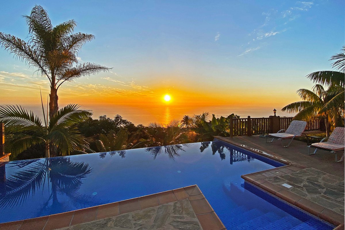 LCCanarias's tweet photo. Merry Christmas! 🎅🎄Sending sunny vibes from the Canary Islands with these lovely new photos of Villa Lomo Gonzales on #lapalma #canaryislands https://t.co/2NfqJK2pGo