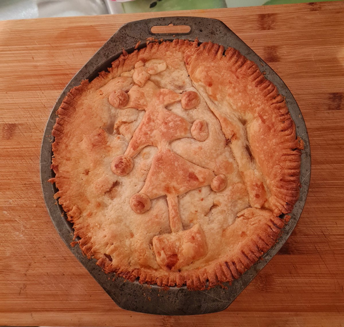 ArchitectureMad's tweet photo. Christmas Corned beef pie by Dave Clazey 45 years old and 1 month. #propernorthern #Christmas #christmaseve #pie #bakeofffail #rubbishbaker https://t.co/DSxFPiDqPv