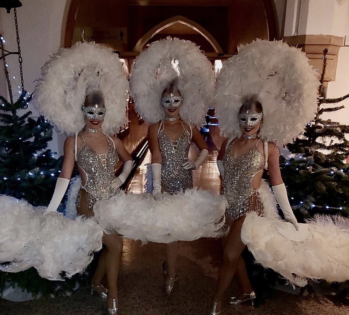 CreativeEdgeAg1's tweet photo. Wishing all of our lovely followers a very merry Christmas! ❄️ 
_
See you in 2021 💫 
Much love from us all at Creative edge 🎀
__
#merrychristmas #christmasspirit #dancers #christmasgig #showgirl #showgirls #christmas2020 #creativeedge #creative #team #love #missyouall 😩 https://t.co/pvddK9SZSs