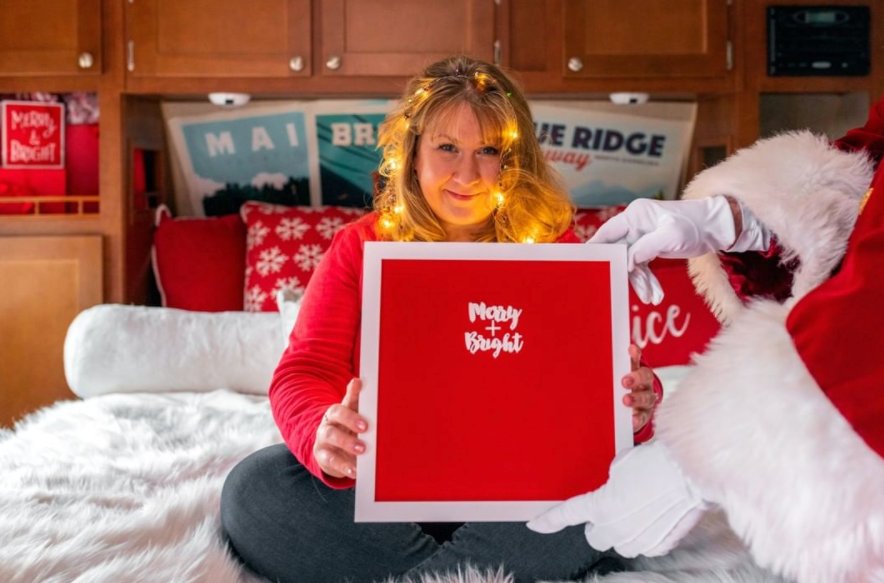 mirandacreative's tweet image. It is the Season to Sparkle! Beth is always the bright part of our day. ❤️✨

#MirandaCreative #love #holiday2020 #HappyCampers2020