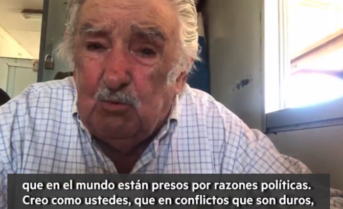 naiz_info's tweet photo. Mujica llama a Junqueras y Romeva en Nochebuena: «Me acuerdo de todos los presos políticos, sé lo que es eso» https://t.co/YHxi27S8UW https://t.co/q9DlFs0uKT