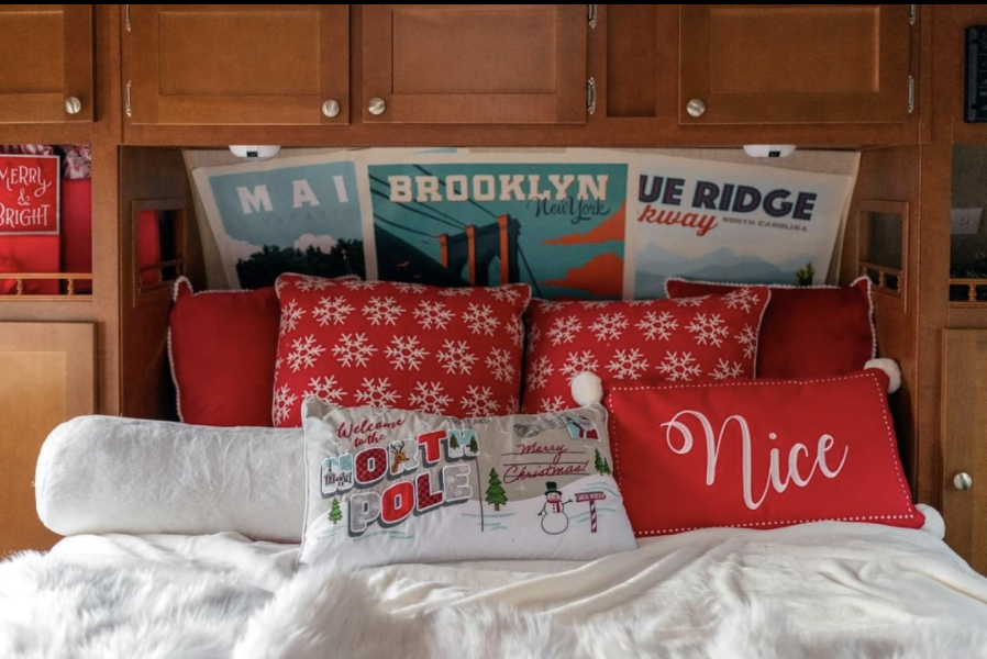 mirandacreative's tweet image. Tucking in for a cozy winter night ... we're hoping for all the snow! ✨❤️

#MirandaCreative #love #holiday2020 #HappyCampers2020