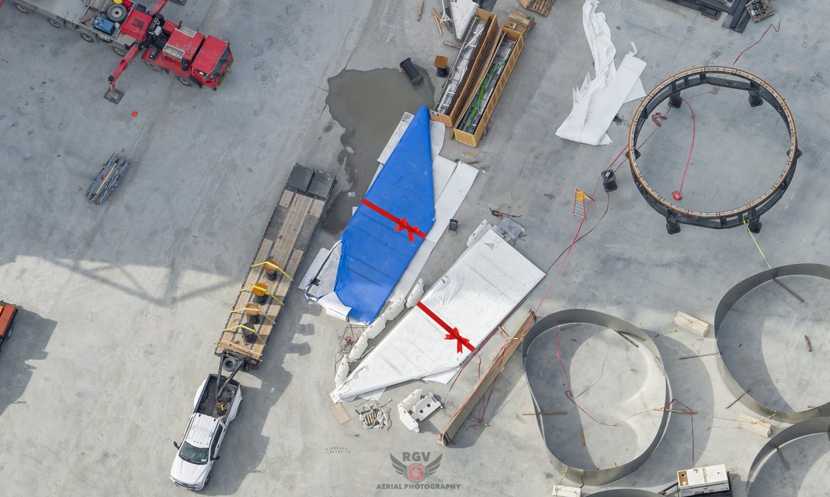 RGVaerialphotos's tweet photo. Starship SN10 got two presents this year.
#SpaceX #starship #Bocachica https://t.co/vR2iupgdIc