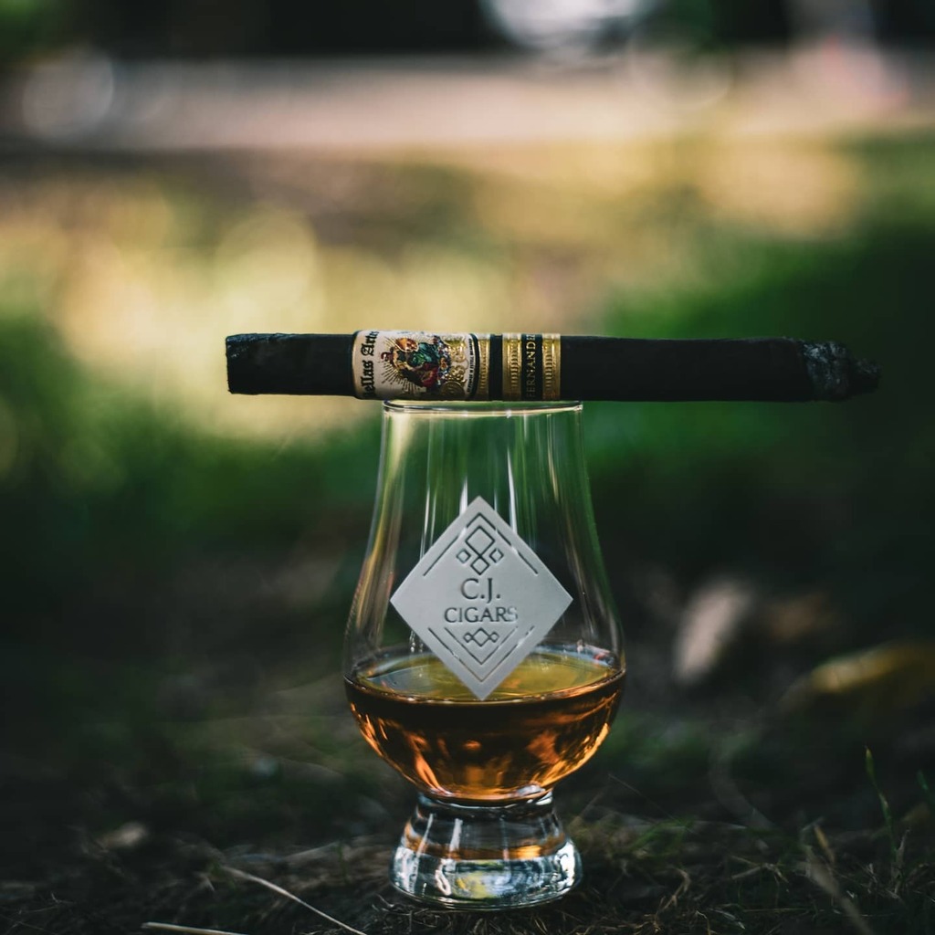 cjcigars1's tweet photo. AJ Fernandez Bellas Artes Maduro Lancero &amp; Benriach 12.
.
#cjcigars #ajfcigars #cigarsandwhiskey #cigarsandscotch #cigars #cigarlover #cigarsociety #botl #sotl #cigarporn #scotchlover #cigarphotos #cigaroftheday #cigarlifestyle #benriach https://t.co/QQCuvidwe1