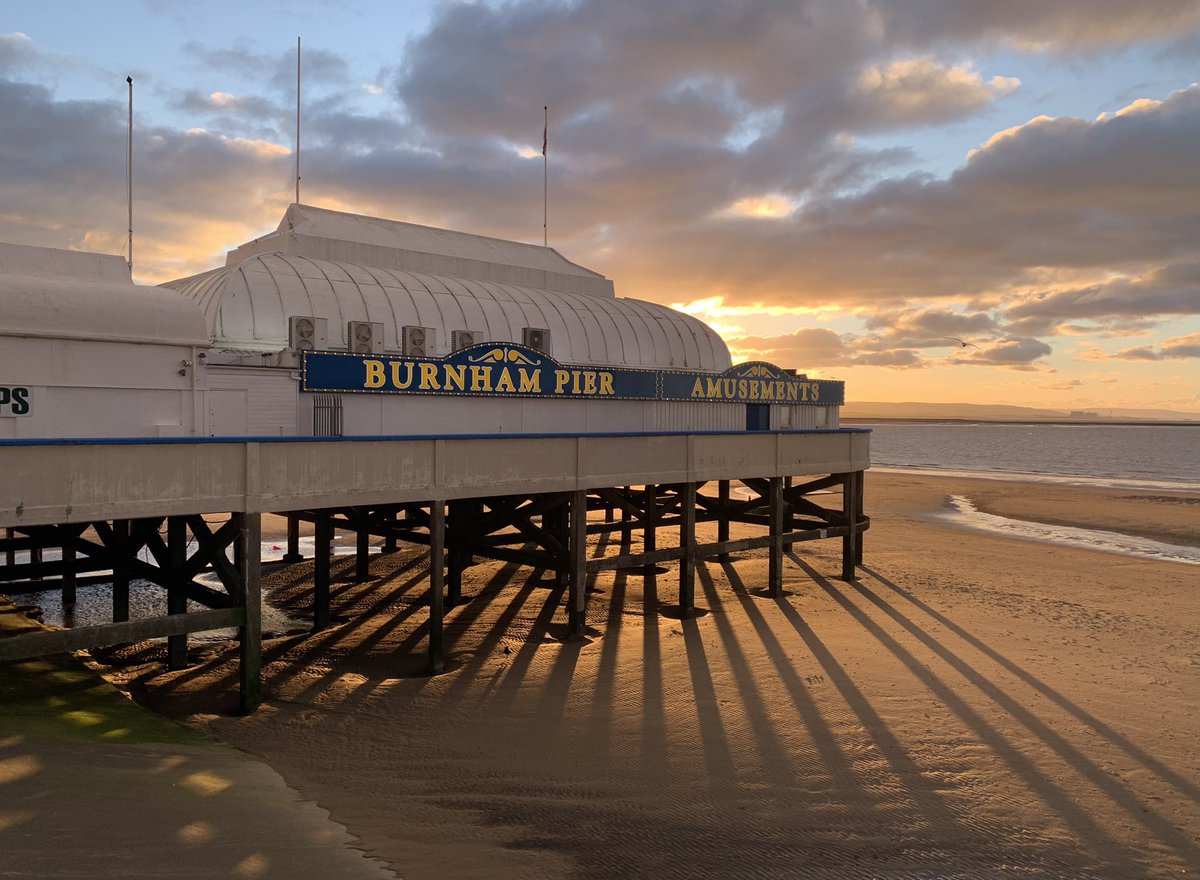 burnham_on_sea's tweet photo. Long shadows from the setting sun behind Burnham’s Pavilion on a bright Christmas Eve afternoon https://t.co/gKFDaMU0MW