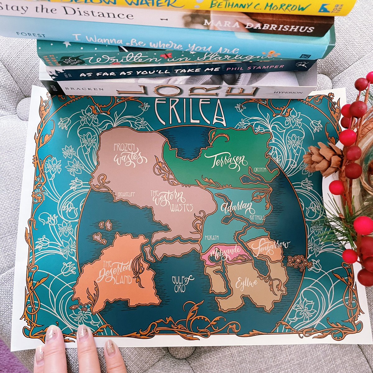 hellochelly's tweet photo. Holiday giveaway time! 🎅🏻🎄📚 Follow + RT for a chance to win this set of ARCs, books, and prints. Open till 12/31, US only. Good luck! https://t.co/LelD2sVsAJ