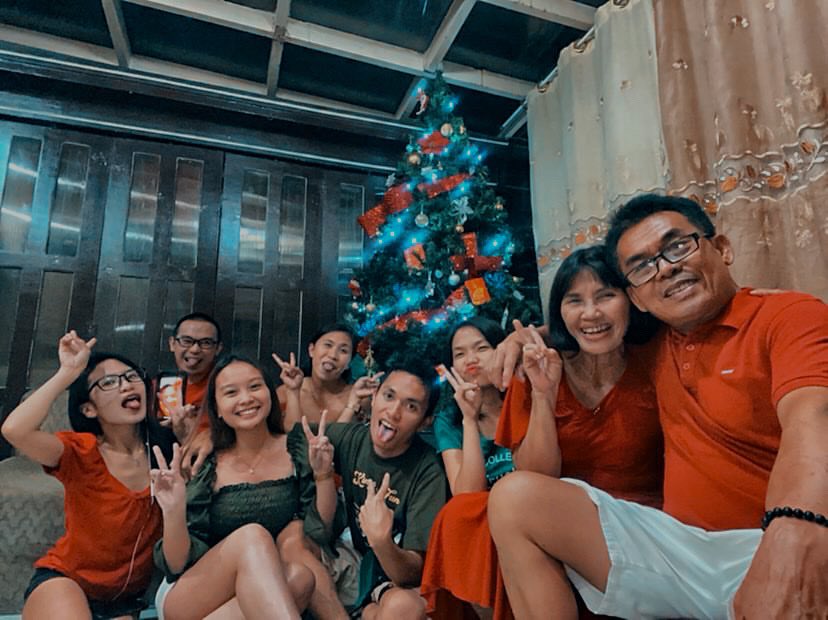 Inspiredwithyou's tweet photo. Merry Christmas from my family to yours! :)) https://t.co/pTc68KuZN0