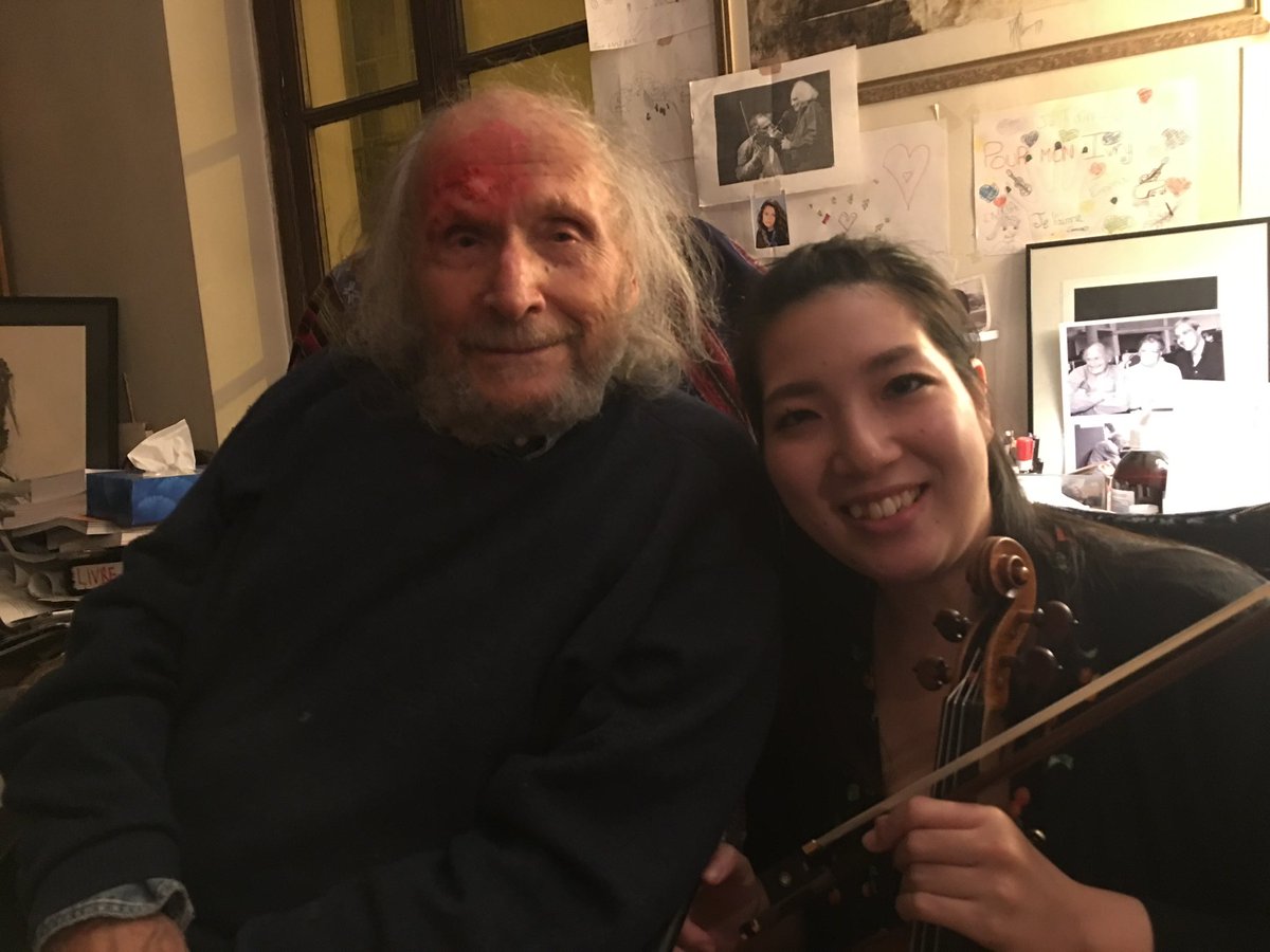 violibon's tweet image. 2年前。「いま弾けるもの全部弾いて！」とリサイタルプログラムを全て聴いて下さり、細やかなアドバイスからご自身が私の年齢の時に思ったことなど、ユーモア交えて熱く話してくださった夢のような時間の最後に撮った写真。音色もお人柄もチャーミングな巨匠。
ご冥福をお祈りいたします。#IvryGitlis