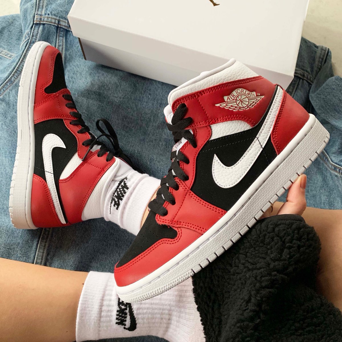 TheSoleWomens's tweet photo. CHRISTMAS GIVEAWAY! We're giving away the Air Jordan 1 Gym Red to one lucky winner. 🔥

The rules are simple:

1. Follow @thesolewomens
2. LIKE and RETWEET this tweet
3. Comment with your UK shoe size 

Good luck! The winner will be announced on 31st December. https://t.co/q7fhWmE4c6