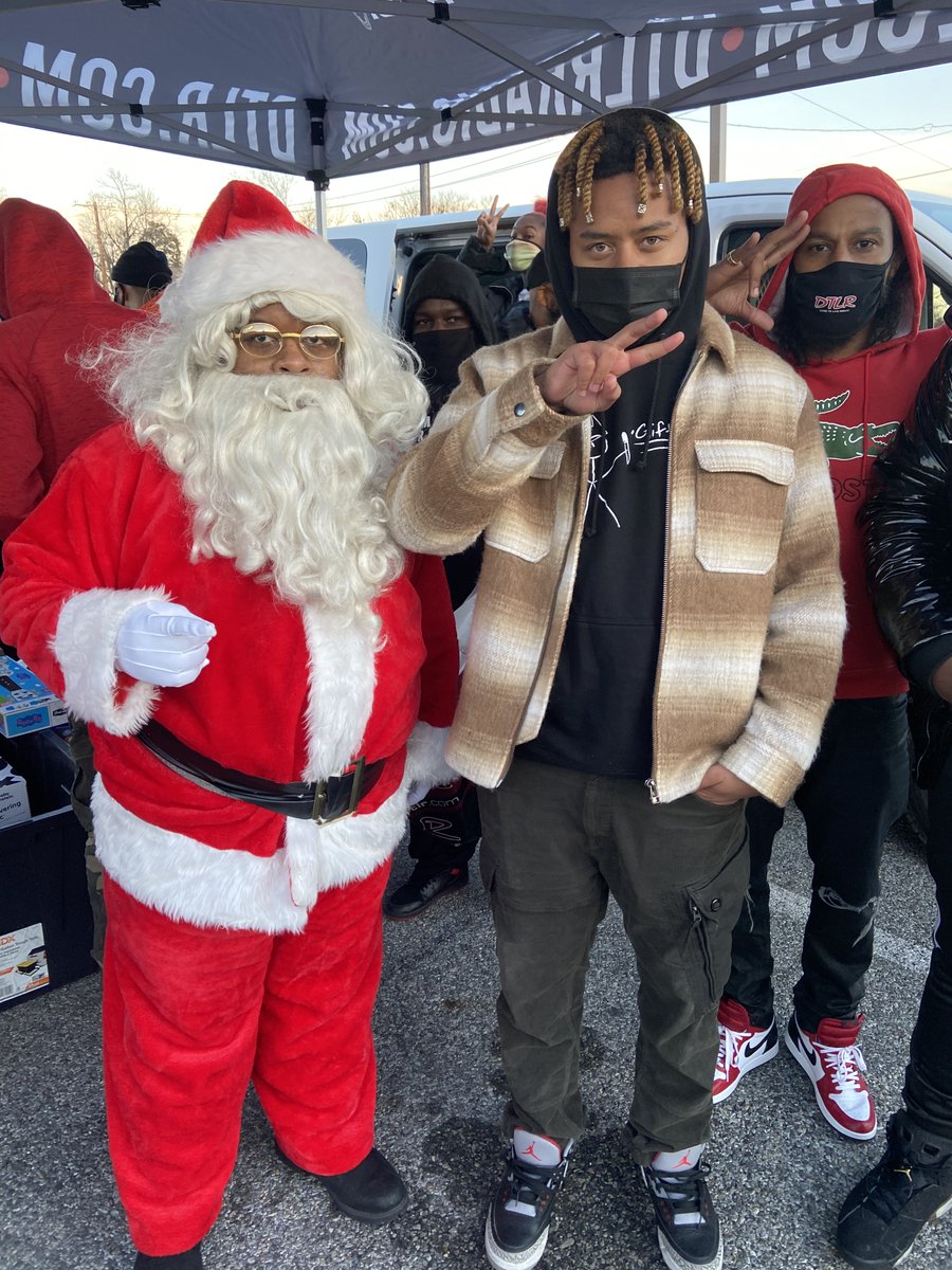 DTLRVILLA's tweet photo. GIVING IS CONTAGIOUS ๐ S/O to @Cordae for stopping by our DTLR, Iversom Mall location yesterday to bless the community of Suitland, MD with a toy drive giveaway!
Bikes, toys, tablets and more!
#DTLRBighristmas #DTLR #Cordae #DTLRToyDrive https://t.co/P7cj16KRZ5