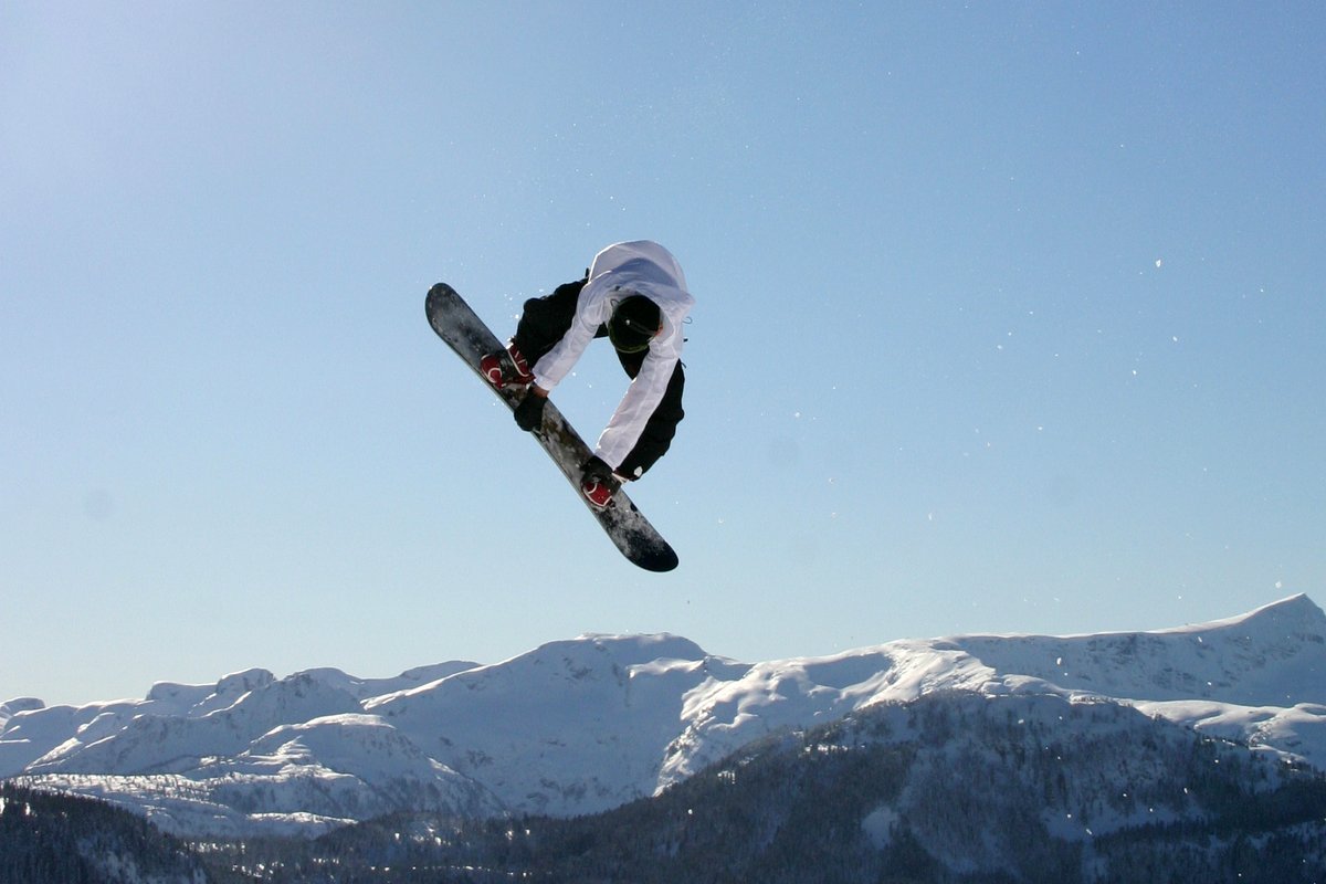 TourismMW's tweet photo. Reminder: Elves Ski Free Christmas Day event will NOT be taking place this year. Even though the event won’t be happening, Mount Washington will be open on Christmas day and there is always something for everyone! Please check here for more information: https://t.co/IU1kZ62V1X https://t.co/TKAE0LWGF7