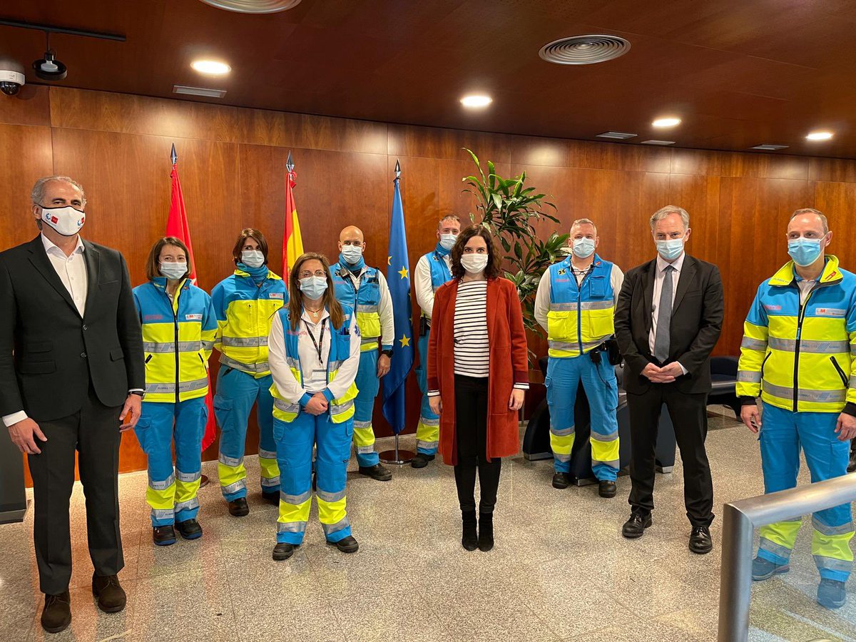 JLPerezOlmo's tweet photo. Feliz Navidad para todos mis compañeros del #SUMMA112. Gracias por vuestro trabajo y por aliviar el sufrimiento cuando las lágrimas afloran en un día tan especial. Así lo hemos vivido y compartido en algún que otro hogar a lo largo del día. Buena guardia! https://t.co/O8qgRoj5OJ
