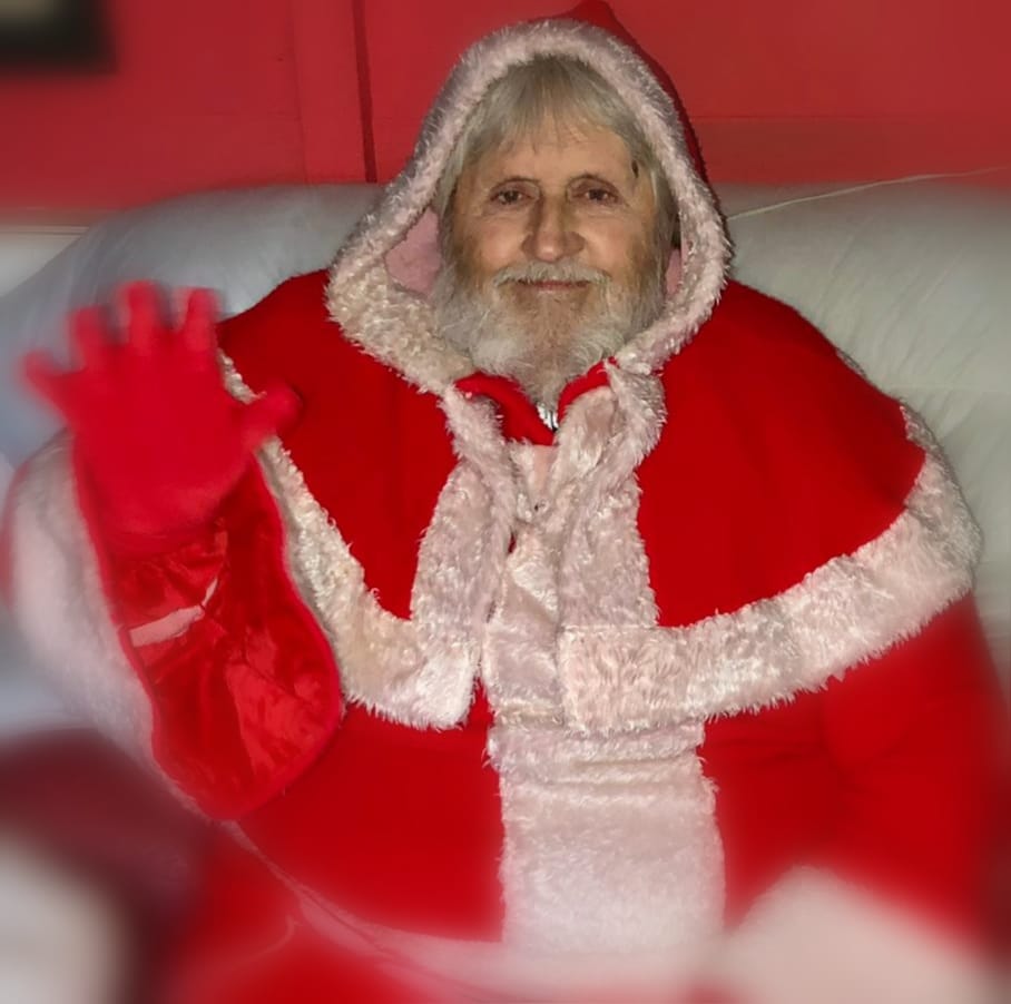 mcnaughtanrules's tweet photo. Father Christmas wants to wish all Bob’s family, friends and customers a very Happy Christmas. Please be careful this year. In 2021 old St Nick here says we should all hope for a happy, healthy and more prosperous year. And let’s make our next Christmas the best ever!! https://t.co/zm7wAyen8D