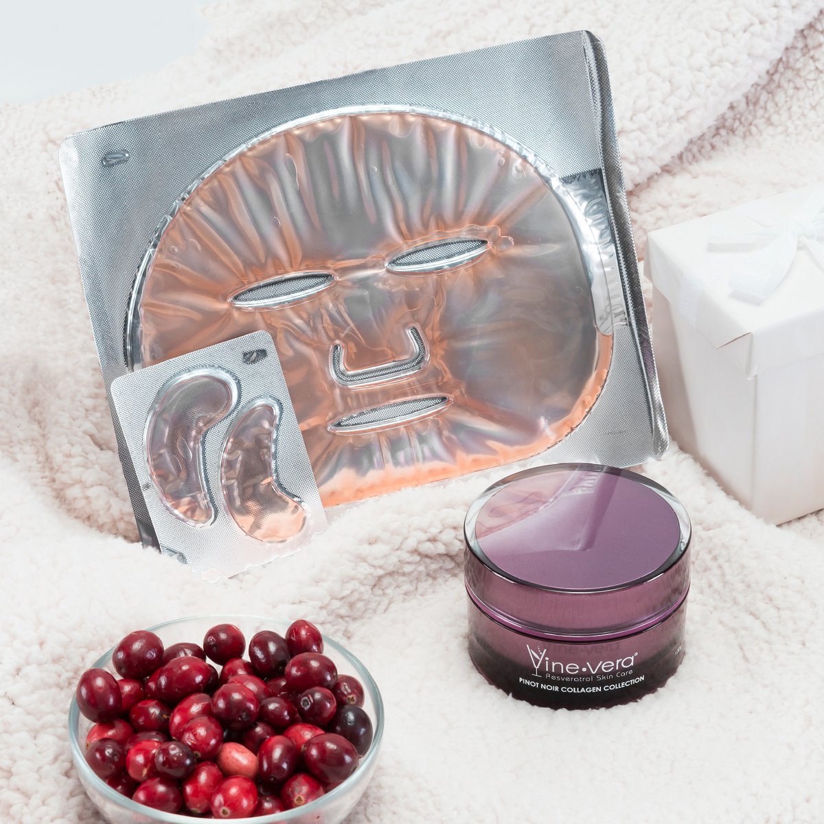 The #Cabernet Rejuvenation Facial &amp; Eye Mask infuses your skin with nourishing components. While the #PinotNoir PhytoSilk Cream reinforces your skin barrier and seals in moisture.

A perfect skin duo for #winter !

VineVera.com

#skincare #moisturize #selfcare #dryskin