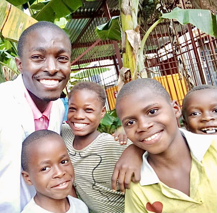 NdjokoKarine's tweet photo. Je souhaite à toutes, tous des heureuses fêtes de Noël. 
Cette belle photo de @GloireKasitu, boursier en chimie UNIKIS avec des enfants, incarne la joie,  l’humilité, la simplicité de la nouvelle génération de scientifiques #RDC que #BEBUC accompagne.
KNI
@BEBUC_Scholars https://t.co/6RuvuAcNhL
