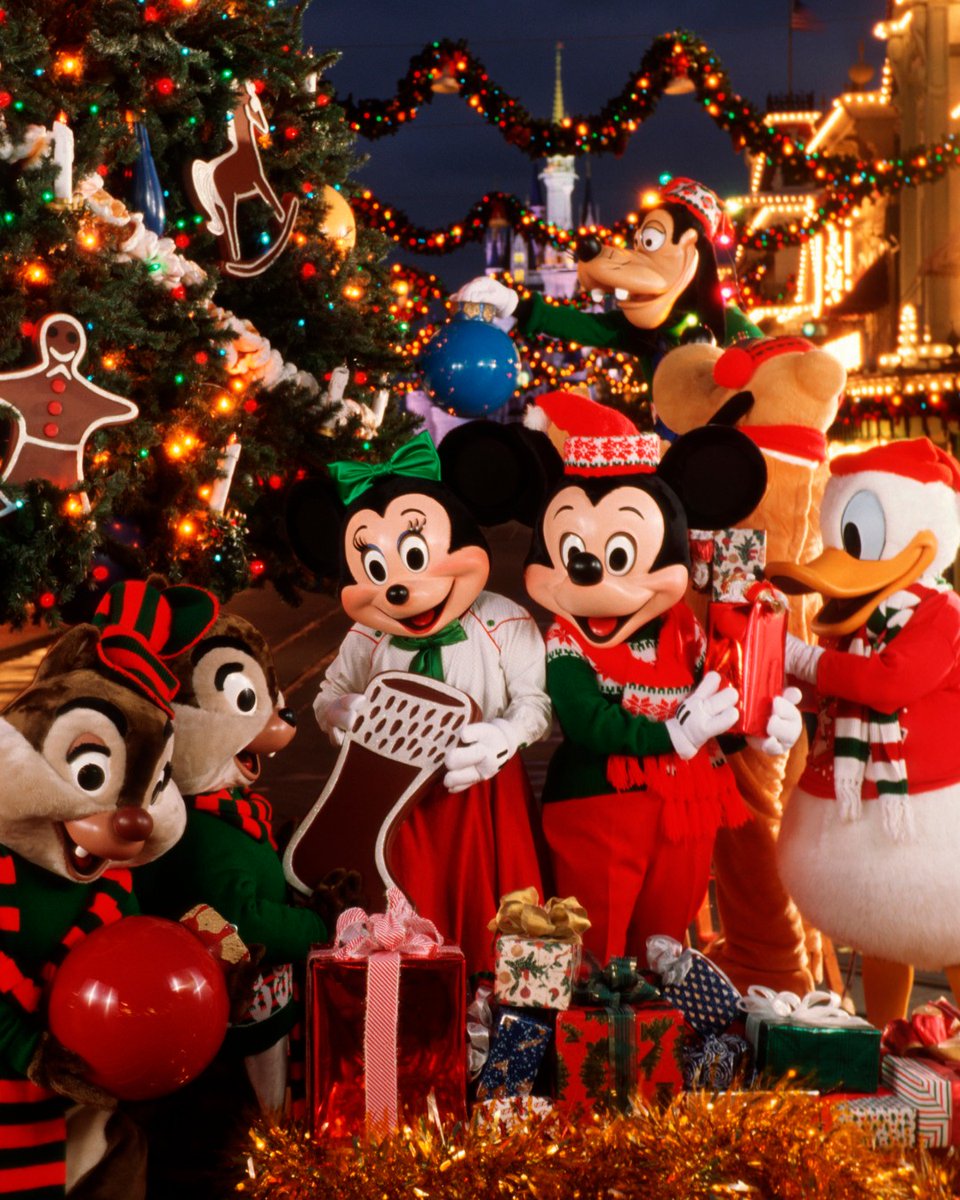 EpicDisneyFun's tweet photo. Happy Holidays and thank you to all the cast members who are giving their all during this challenging, but magical time.  Merry Christmas!
.
#Disney #DisneyFan #DisneyGram #Disneyphotos #MerryChristmas #Christmas #Holidays #DisneyWorld #Family https://t.co/w9yjwG99Hh