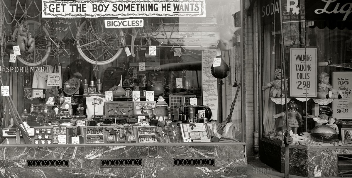 A store showcasing Christmas gifts in Washington D.C., in 1923.
