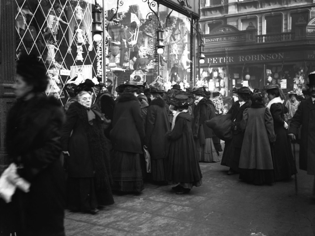 Christmas shopping in England in 1907.