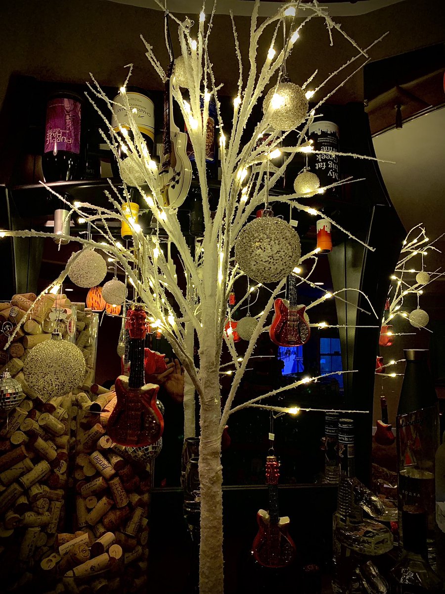 JohnnyAOfficial's tweet photo. Wishing you all a Happy, Safe Holiday Season! https://t.co/Z3tDkAtLam