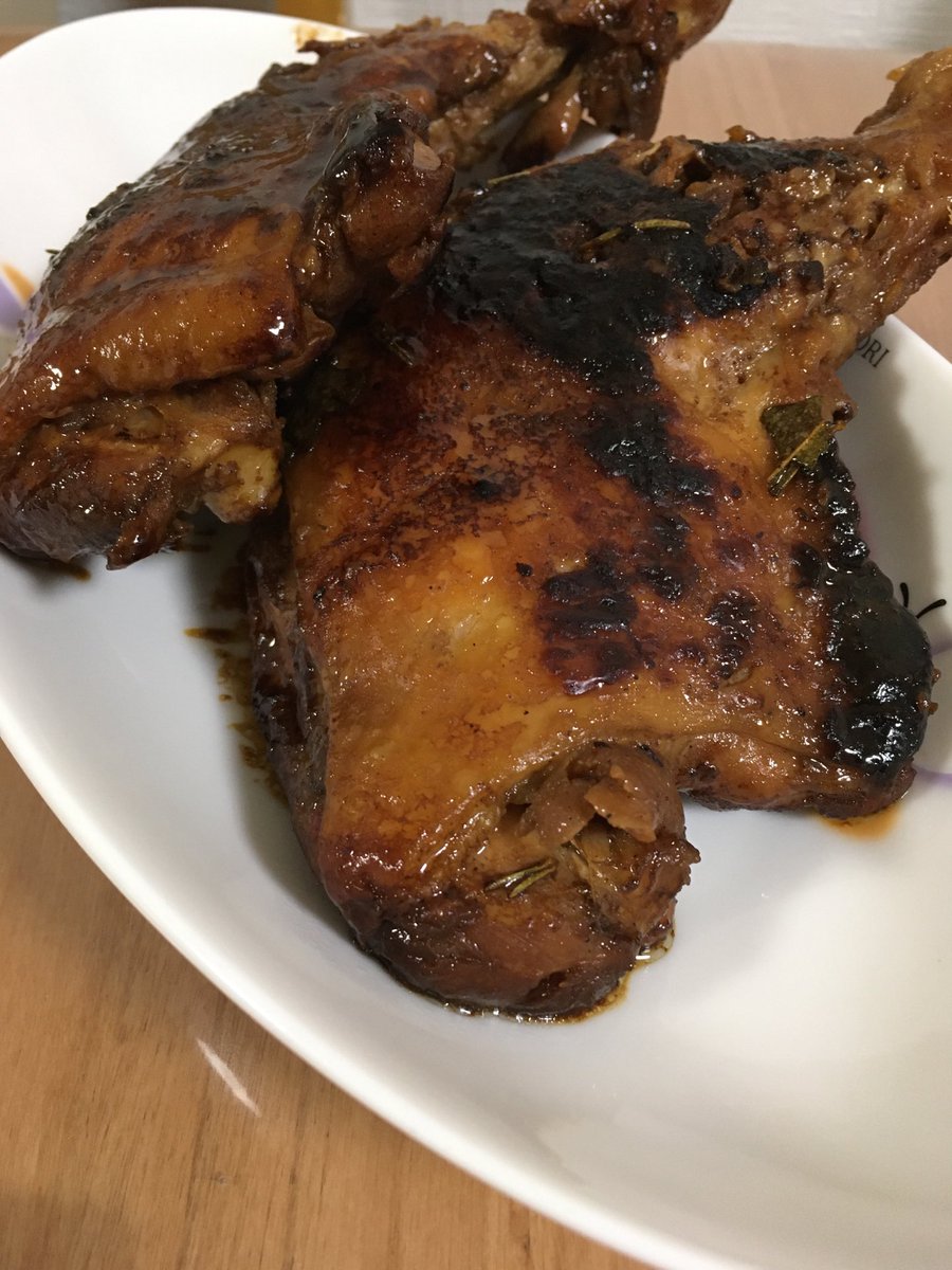 Nengu11's tweet photo. チキンレッグ🍗
の完成!!

林檎🍎
ローリエ🍃
ローズマリー🌿
唐辛子🌶
蜂蜜🍯
塩胡椒🧂
パセリ🥦
セロリ🥦
ニンニク🧄
生姜
砂糖🧂
塩🧂
調理酒🍶
みりん
(愛のスコールも使える)

つけ置き���間が
長ければ
塩胡椒は薄めでも
よきかな😋

食べ応えは十分。
残った骨、脂も
土に戻して肥料化へ🌱 https://t.co/n5mLs21TF4