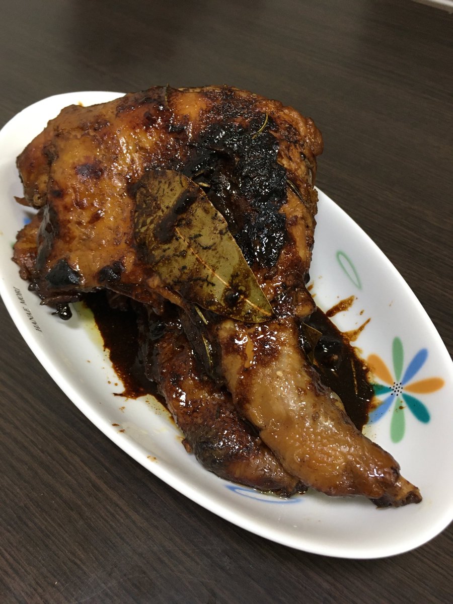Nengu11's tweet photo. チキンレッグ🍗
の完成!!

林檎🍎
ローリエ🍃
ローズマリー🌿
唐辛子🌶
蜂蜜🍯
塩胡椒🧂
パセリ🥦
セロリ🥦
ニンニク🧄
生姜
砂糖🧂
塩🧂
調理酒🍶
みりん
(愛のスコールも使える)

つけ置き���間が
長ければ
塩胡椒は薄めでも
よきかな😋

食べ応えは十分。
残った骨、脂も
土に戻して肥料化へ🌱 https://t.co/n5mLs21TF4