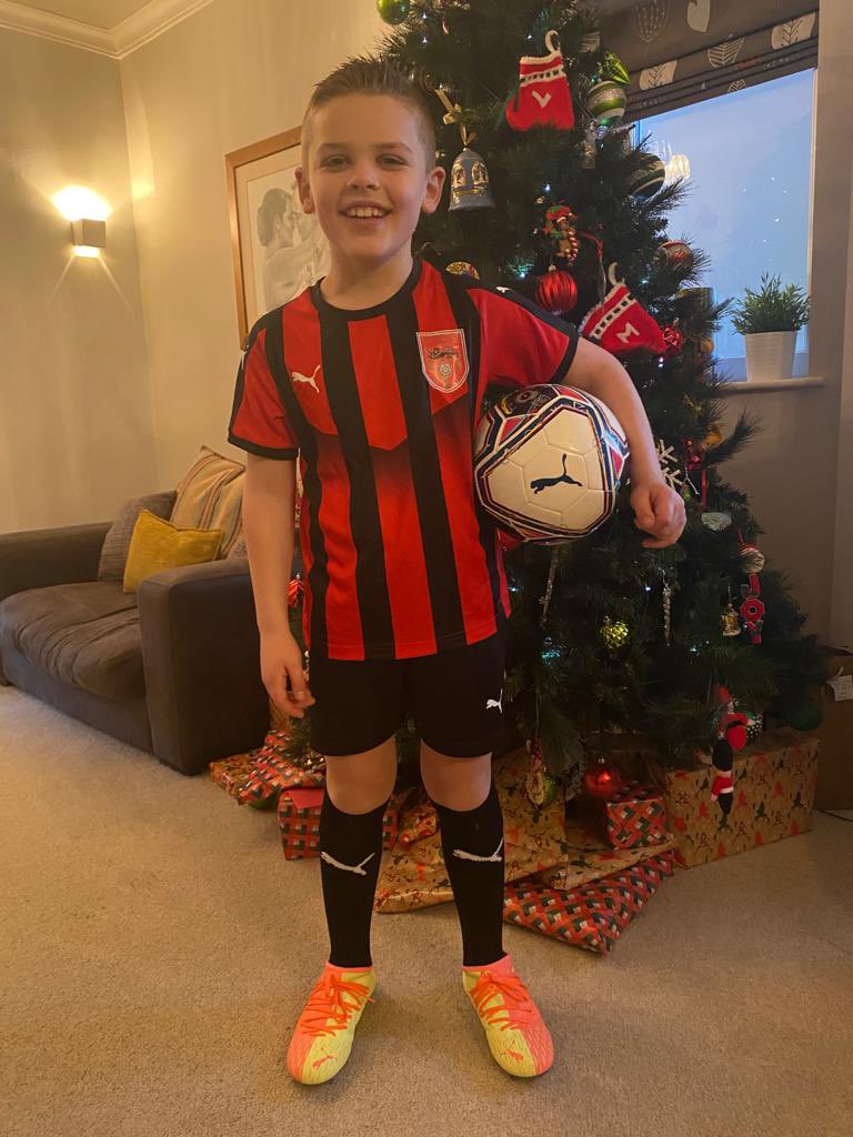 Massive thank you to @HarryMaguire93 and @pumafootball for sponsoring Brunsmeer U8’s. Robin is super excited to be wearing his new kit and boots. You guys have made his Christmas! ⚽️❤️