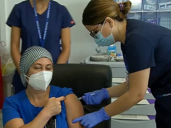 SaludCommunity's tweet photo. La TENS Zulema Riquelme, fue la primera persona en Chile y Sudamerica en recibir la vacuna contra el COVID-19 del Laboratorio Pfizer. (TENS: Técnico Enfermería Nivel Superior) 🇨🇱💉🚫🦠 #VacunaCOVID19 #PfizerBioNTech https://t.co/hO2BWxBtAN