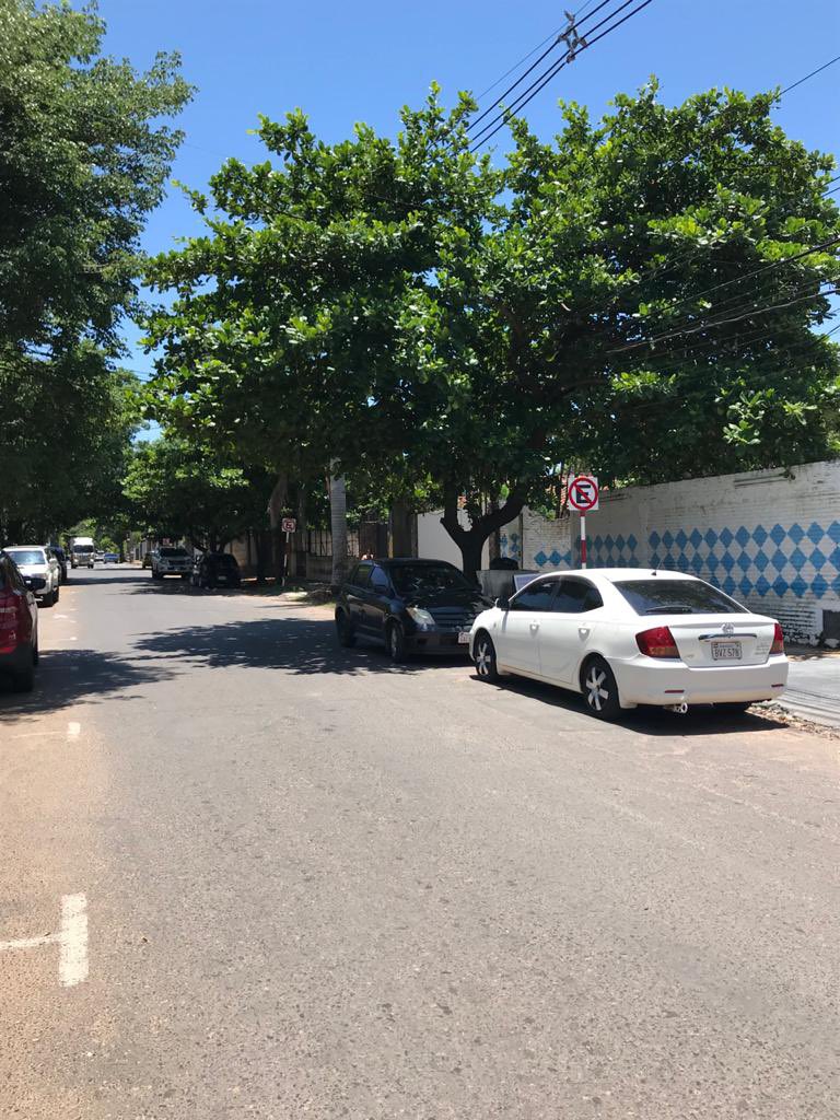 paulioddone's tweet photo. @oscarodriguezpy @AsuncionMuni cuando van a llevar estos autos sobre Sucre casi Denis Roa? https://t.co/Sgh7FTlQfh