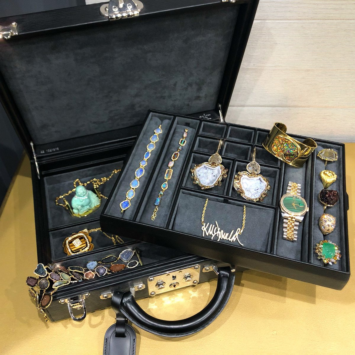 KMD_Jewelry's tweet photo. Personal style comes through when you mix your personal collection, vintage and new. Here is a glimpse into mine…
#SignatureKMD #oneofakind #ilikerocks #kimberlymcdonald #nothingsbetterthannature #EthicalLuxury #luxuryfeelsgood #DigDeeperKMD https://t.co/8lTIQVmCq0