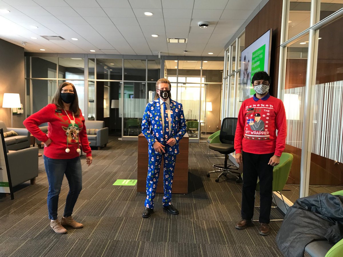 Customer came by the branch to wish us a Merry Christmas ⁦<a href="/GregoryBezaire/">Gregory Bezaire</a>⁩ ⁦@VizarroAlex⁩