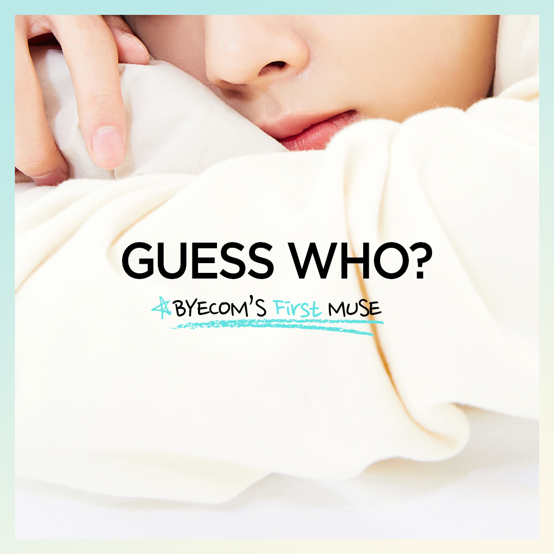 #바이애콤 의 𝗙𝗜𝗥𝗦𝗧 𝗠𝗨𝗦𝗘 공개 임박!
훈훈한 자태를 뽐내는 그는 누구일까요?🤔

앞으로 바이애콤 트위터 계정에서
만나 볼 수 있는 그의 소식 기대해주세요
팔로 팔로 미 <a href="/byecom_kr/">바이애콤</a> #byecom

힌트 : #우남신, #우따따, #짤랑이