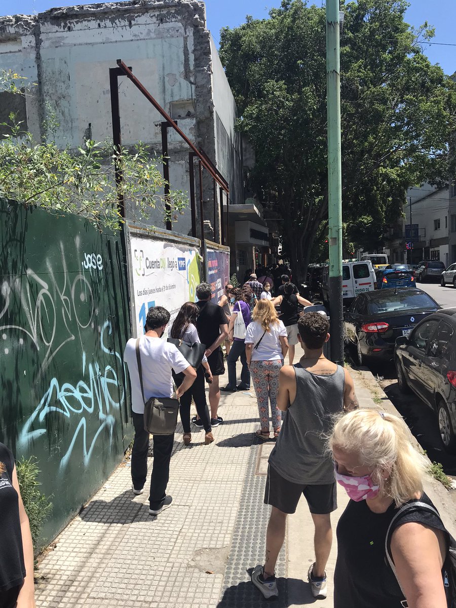 lasmalevastango's tweet image. Mas de una cuadra de cola al sol para retirar pedidos en #sarkis Citaron a todos a la misma hora... #Nochebuena