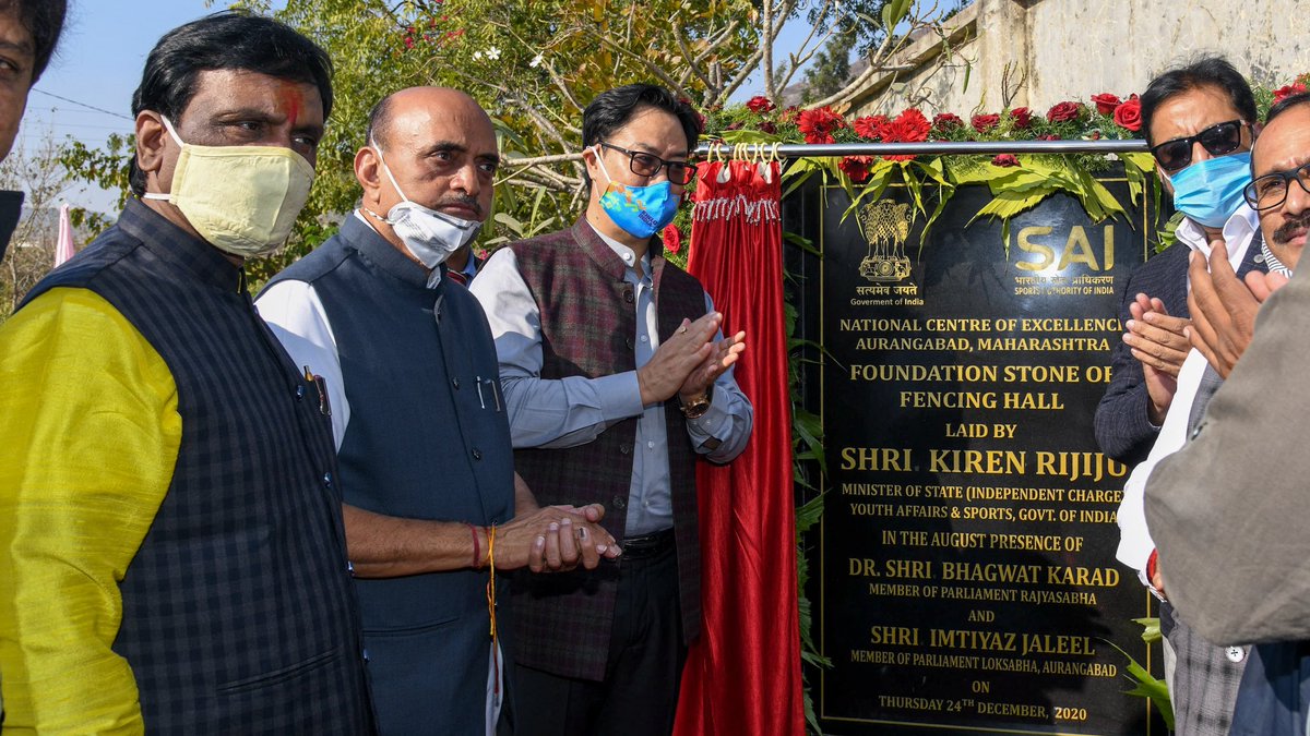 KirenRijiju's tweet photo. ह्या भव्य स्वागतासाठी, स्थानिक खासदार डॉ. कराड जी, इम्तियाज जी स्थानिक आमदार, भाजप कार्यकर्ते आणि औरंगाबादच्या लोकांना धन्यवाद। ज्या क्रीडा सुविधांचे उद् घाटन होत आहे त्यांचा खेळाडूंना खूप उपयोग होईल। https://t.co/klueELgoVl