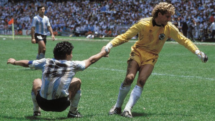 PortieriSiNasce's tweet photo. #ToniSchumacher
#GermanGK 🇩🇪
The legendary #goalkeeper while helping #Maradona to poop https://t.co/FvGribgRUq