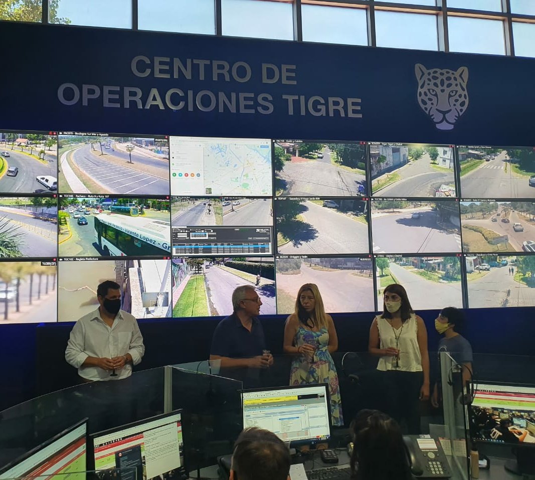 ZamoraJulio's tweet photo. También nos acercamos al #COT donde realizamos un brindis con los trabajadores y trabajadoras. Ellos velarán por la seguridad de todos nosotros en estas fiestas. ¡Gracias por su desempeño! #RecorriendoTigre 🐯🎄 https://t.co/lga0nvBD4x