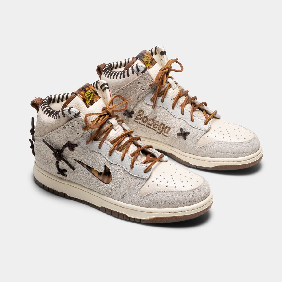 bodega's tweet photo. In the spirit of the game and in appreciation of our customers, 1 in every 20 pairs of the Bodega Dunk "Legend" will come with a pack of limited edition sports cards and a voucher for a FREE pair of the exclusive F&F colorway. https://t.co/r5LcCwJoE5 #bodeganikedunk #bodegalegend https://t.co/vZOmeV5KZ2