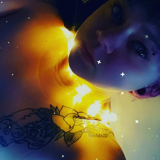 Merry early Christmas 🎄🖤 https://t.co/OjasnT1h9t https://t.co/NpKKMNcDQP