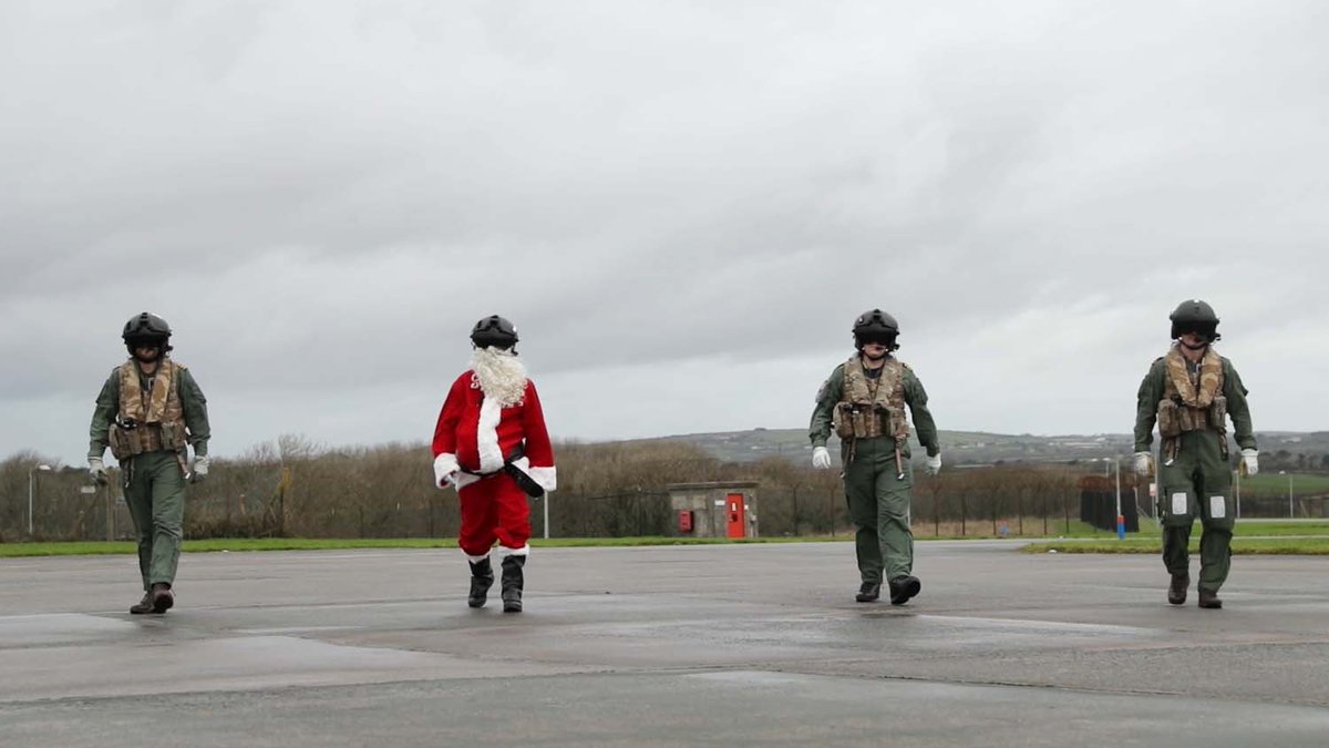 RoyalNavy's tweet photo. ๐
A #RoyalNavy Santa has visited the children at Royal Cornwall Hospital. @RNASCuldrose @820NAS assisted Santa by flying him in their #MerlinMk2 helicopter and raised ยฃ1,000 towards festive presents which were handed over to the childrenโs ward.
Visit: https://t.co/lkGg9rhgY5 https://t.co/pyszQp7rSV