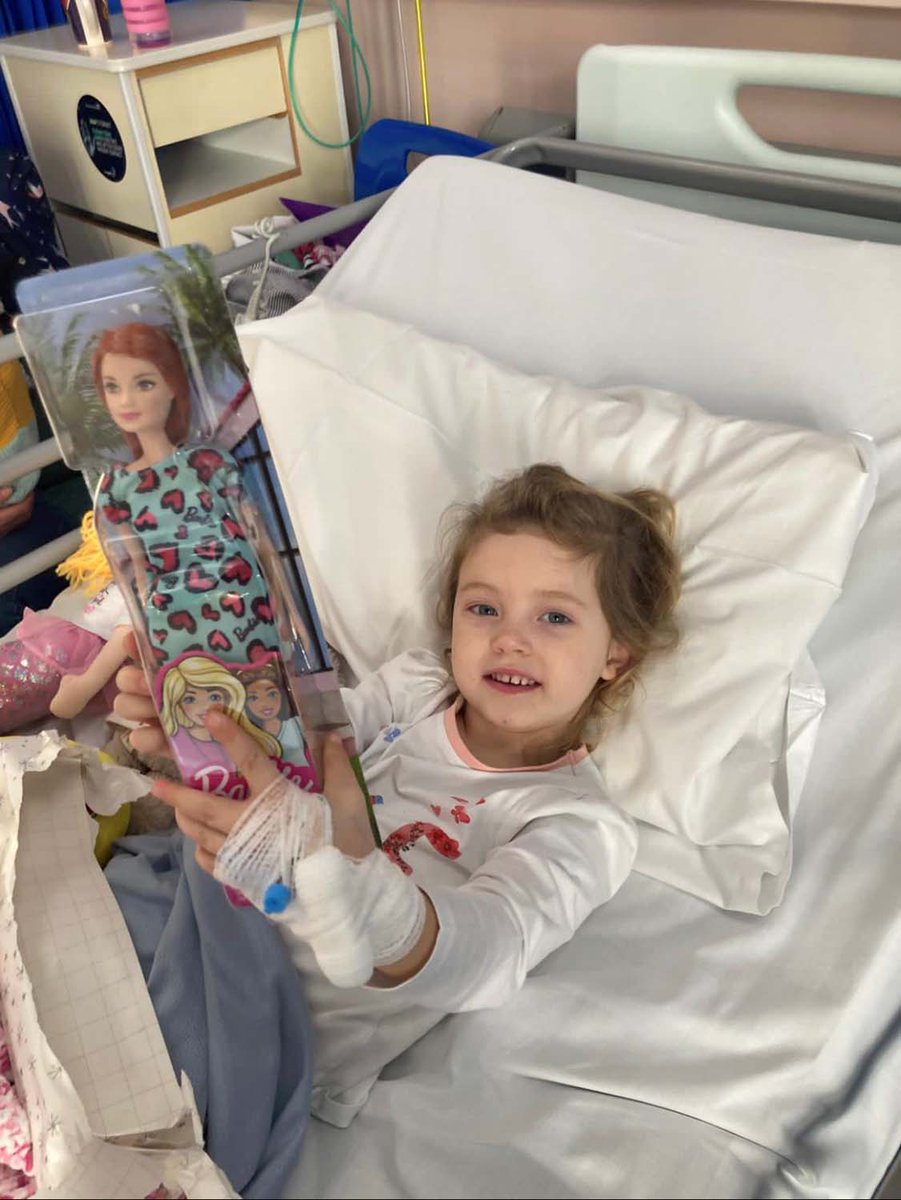 RoyalNavy's tweet photo. ๐
A #RoyalNavy Santa has visited the children at Royal Cornwall Hospital. @RNASCuldrose @820NAS assisted Santa by flying him in their #MerlinMk2 helicopter and raised ยฃ1,000 towards festive presents which were handed over to the childrenโs ward.
Visit: https://t.co/lkGg9rhgY5 https://t.co/pyszQp7rSV