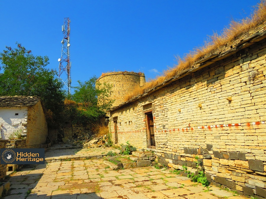 Maruturu,  #Kalaburagi, also has a fortified structure. Interesting place, unfortunately an ascetic who lives within was away when I visited. Perhaps he could have shared some stories. Place reminded me of a Maratha structure.  #Karnatakatrail