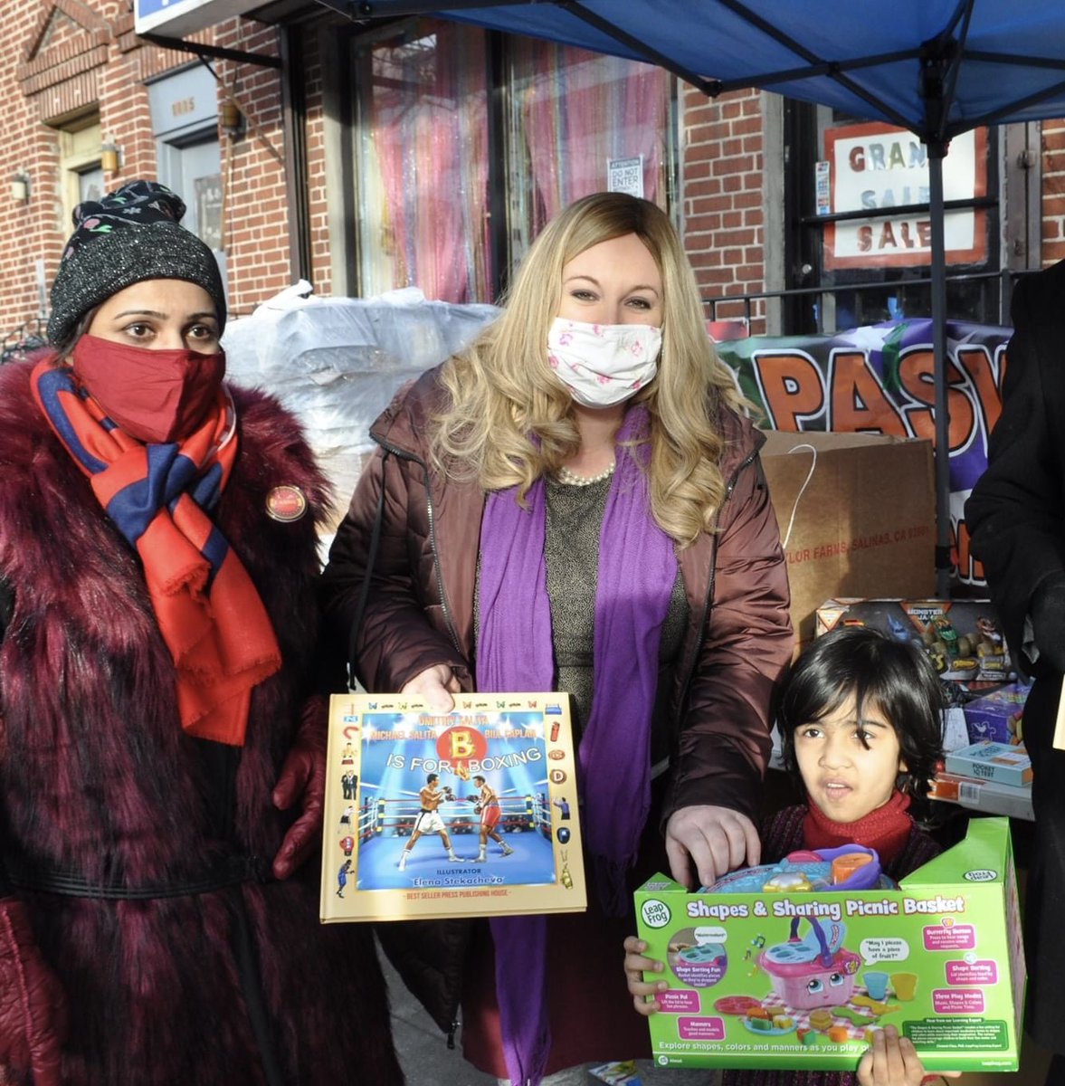 AmberAdlerNYC's tweet photo. Enjoyed a meaningful afternoon passing out #toys 🎁 to children with #PASWO. Thank you Atia Shahnaz and team PASWO for all your hard work for the community. 

All 📸 photo credit to Manzoor Hussain, Dunya International. https://t.co/aNlO2Vk06U