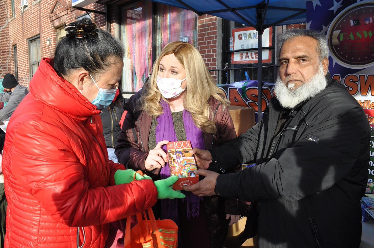 AmberAdlerNYC's tweet photo. Enjoyed a meaningful afternoon passing out #toys 🎁 to children with #PASWO. Thank you Atia Shahnaz and team PASWO for all your hard work for the community. 

All 📸 photo credit to Manzoor Hussain, Dunya International. https://t.co/aNlO2Vk06U