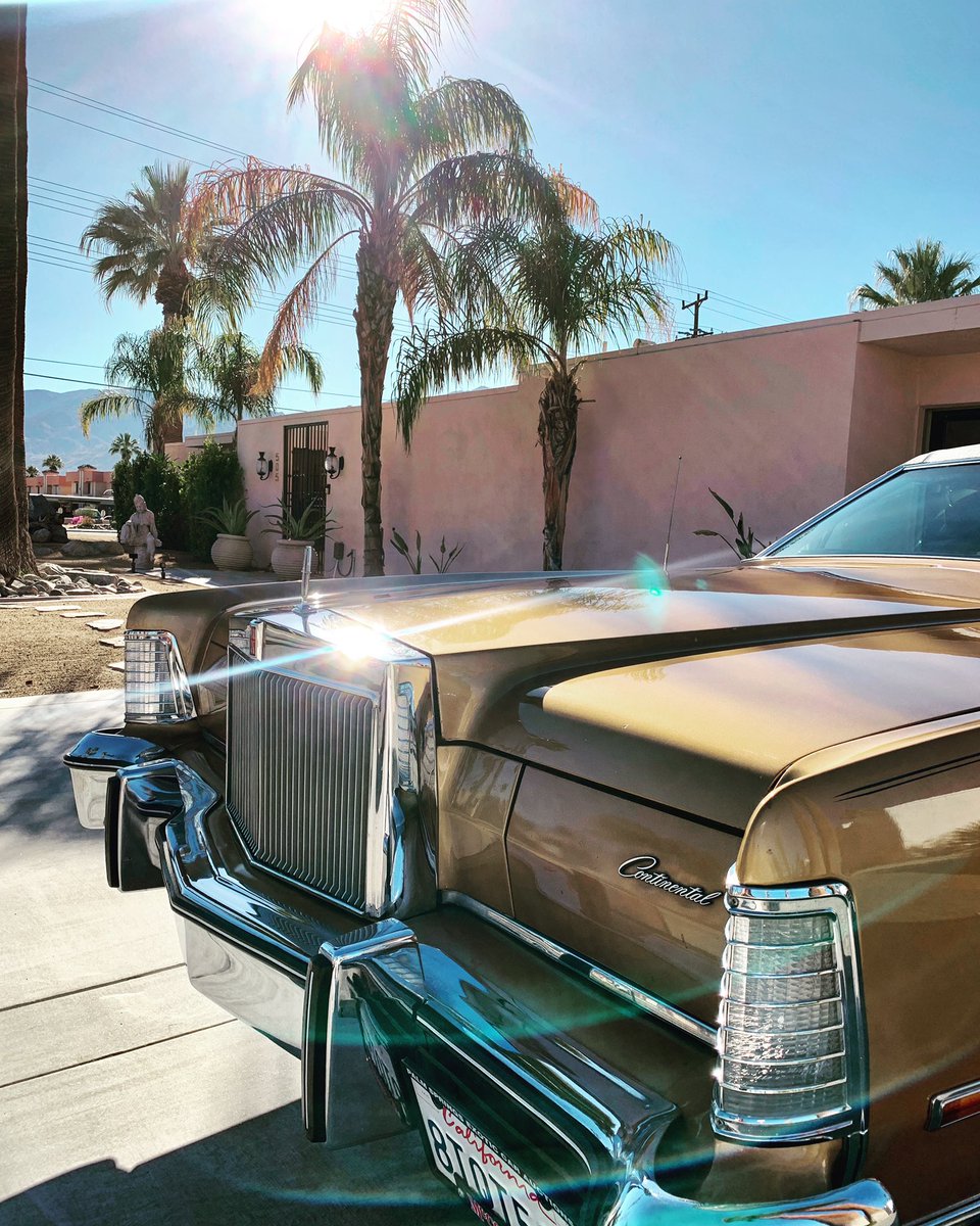 Wishing you all a very golden, glam and glitzy Christmas ✨🎄💫
.
#Gold #Palmsprings #Lincolncontinental #palmspringsstyle #palmspringslife #traditionalluxurycar #linc #lincolnmarkv  #car #classiccar #lincolncontinental #lincolnaddict #continental #christmas #merrychristmas