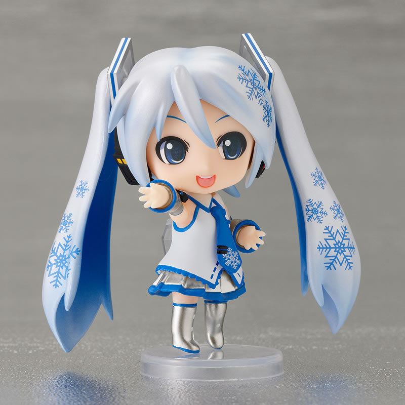 a thread of the evolution of snow miku nendoroids cause its christmas! here we have the first snow miku nendoroid petite from 2010!