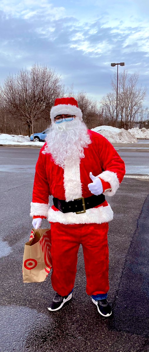 bridgetanne27's tweet photo. Santa Pat came to visit 1250 today!! 🤣🎄🎁❤️💚 #1250proud #MerryChristmas2020 #WearAMask https://t.co/qumFg58pXL