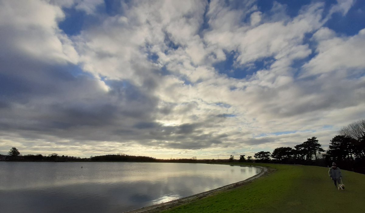 alycetoday's tweet photo. A freezing cold muddy walk around #Shustoke Reservoir to do a sneaky present exchange and all too brief catchup in the outdoors 🎁🎄🎅 https://t.co/Zc4dx4axZl