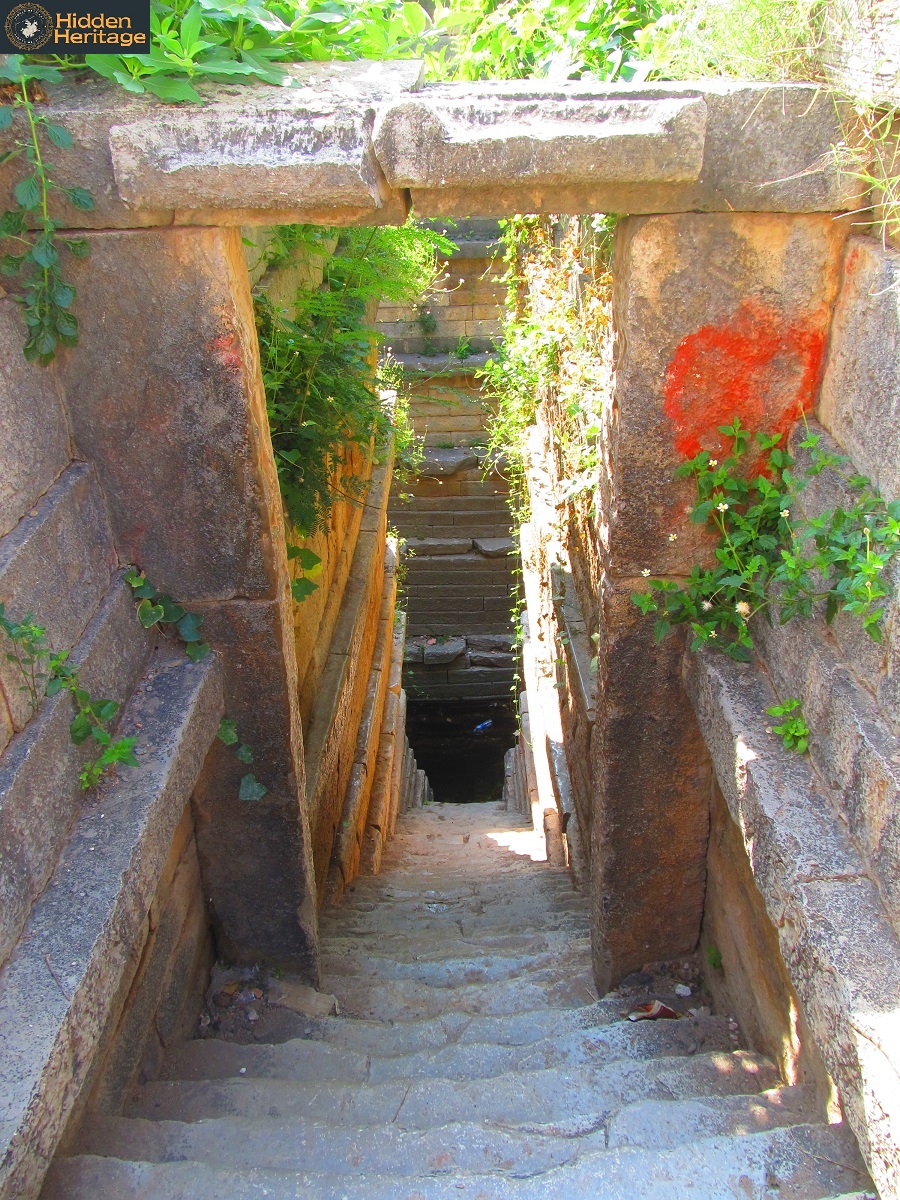 The stepped tank inside the Kashi Vishwanatha temple, Maruturu,  #Kalaburagi,  #Karnatakatrail. Someday will chronicle every step of this magnificent state that I have seen. Because sites like this are being lost & no one will remember that they even existed. A record is reqd.