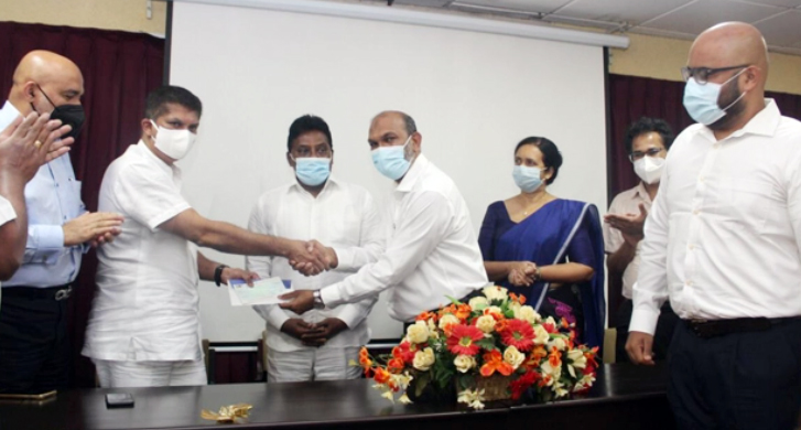 RizwanStWEET's tweet photo. Sri Lanka Gem and Jewelery Colombo District Association donates Rs. 5 million to purchase a PCR test machine for Kandy National Hospital; The check was handed over to Minister of State Lohan Ratwatte by the President of the Association, Mohamed Rifas.
#COVID19SL #PCRMachine #LKA https://t.co/GPJ8gS00WM